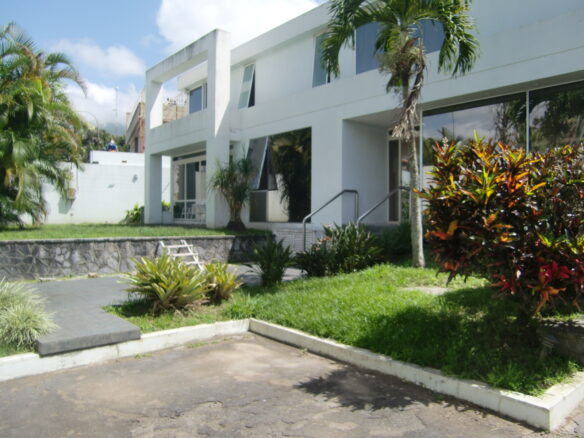 Casa en venta en la Urbanización Miranda. Estilo Moderno.