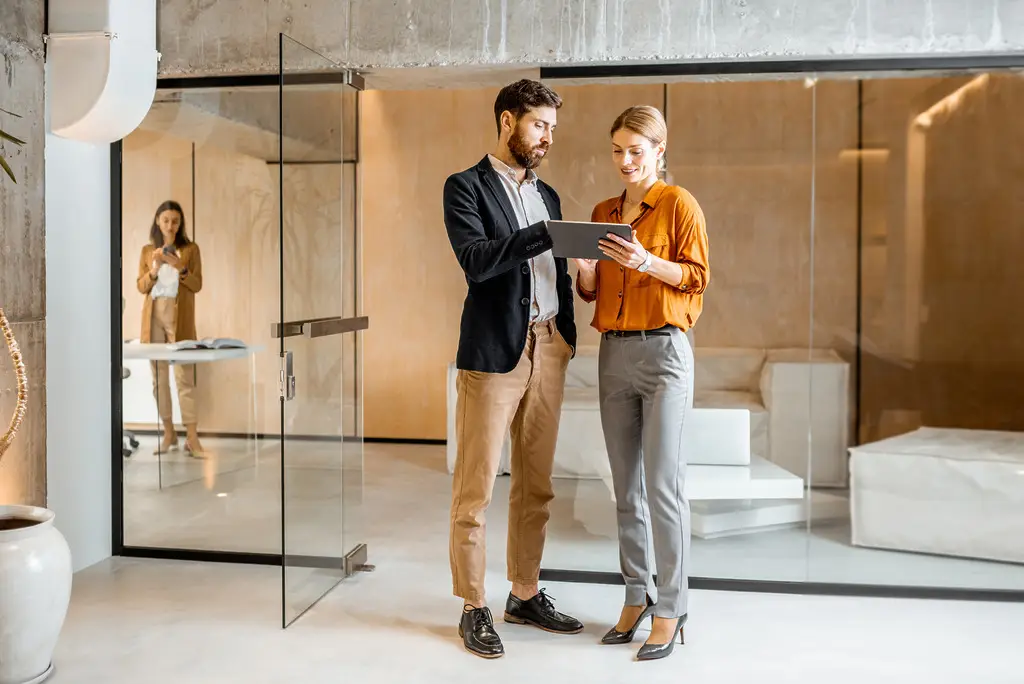 people-with-digital-tablet-in-the-studio